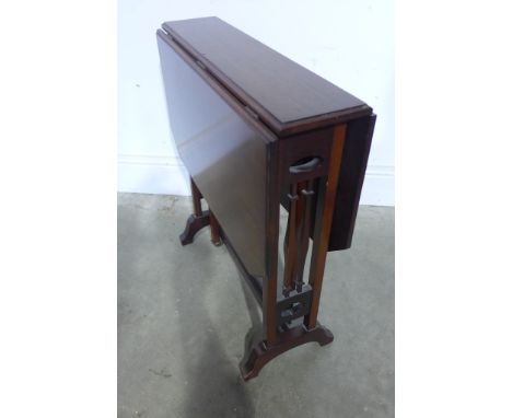 An Edwardian mahogany Sutherland table with twin drop leaves with gate leg action on trestle supports - 61cm x 72cm x 56cm
