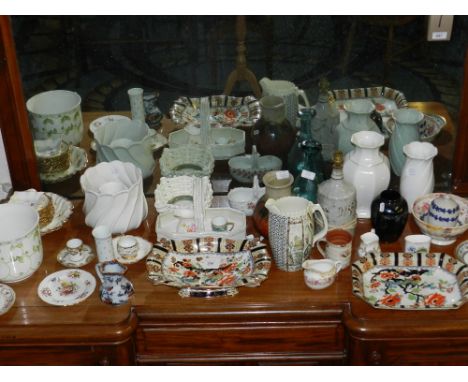 A quantity of ceramics to include two Burslem Lasol ware serving dishes in the Imari pattern, a late19th / early 20th century