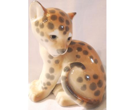 Lomonosov cheetah cub, H: 10 cm. P&amp;P Group 1 (£14+VAT for the first lot and £1+VAT for subsequent lots) 