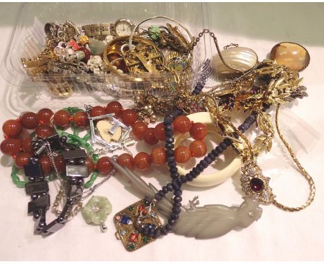 Collection of mixed costume jewellery to include beads and brooches. P&amp;P Group 1 (£14+VAT for the first lot and £1+VAT fo