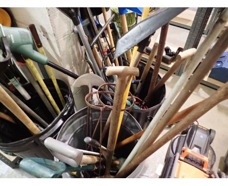 Quantity of mixed garden tools, (bin not included). Not available for in-house P&amp;P 