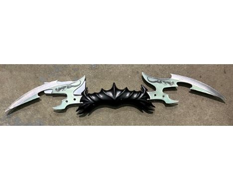 Twin bladed Batman type fantasy knife, approximate overall L: 30 cm. P&amp;P Group 2 (£18+VAT for the first lot and £3+VAT fo
