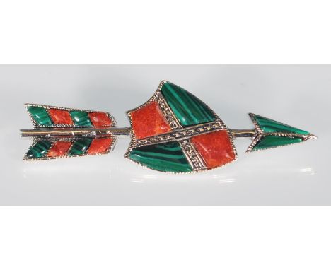 A stamped silver agate and malachite brooch in the form of an arrow. Scottish in style. Measures: 5.6cm. Weight: 6.1`g.