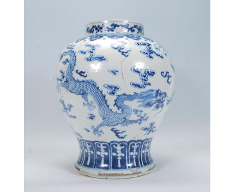 A late 18th / early 19th Century Chinese blue and white glazed bulbous baluster kangxi vase, the vase decorated with dragons 