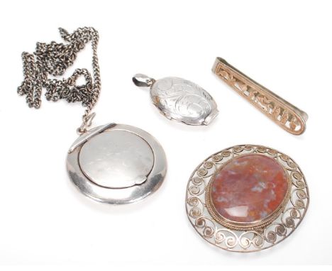 A selection of silver jewellery to include a stamped 900 silver tie clip having pierced decoration, a locket of oval form eng