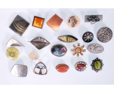 A selection of vintage 20th Century brooches to include three ceramic hand painted pottery badges, a selection of enamelled b