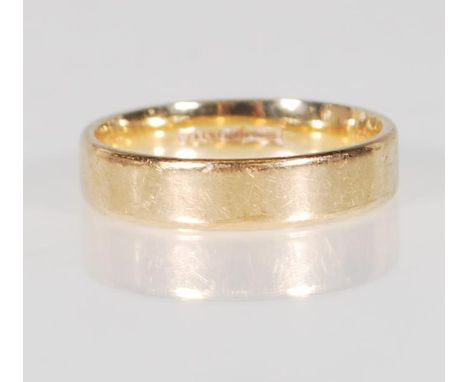 A hallmarked 9ct gold wedding band ring of simple form. Hallmarked London. Weight 4.0g. Size R.5.