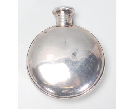 A good early 20th Century silver hallmarked moon flask / hip flask having a screw top. Hallmarked for London date letter T 19