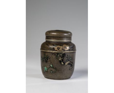   Teedose  China, Manufaktur "Qian Mao Hao", um 1900 Zinn. Umlaufend mit reliefiert gearbeitetem Dekor von Blütenzweige. Bode