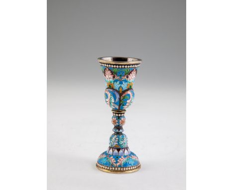   Cloisonné-Email Wodkabecher  Russland, 2. Hälfte des 20. Jh. Silber, partiell vergoldet. Die Wandung umseitig mit polychrom