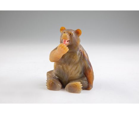   Achat-Bär  In der Art von Fabergé, 2. Hälfte des 20. Jh. Fein geschnitzter, vollplastisch gearbeiteter Bär aus Achat. Rubin