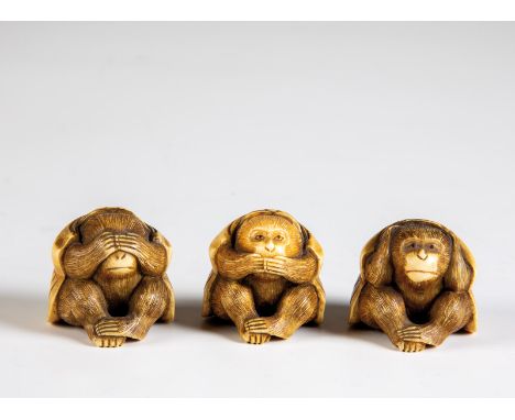   Drei Netsuke  Japan, Meiji-Periode Drei sitzende Affen, sich die Augen, den Mund und die Ohren zuhaltend.  Bein geschnitzt.