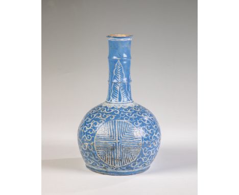   Vase  China, Qing Dynastie, 17. Jahrhundert Sog. Swatow-Ware. Gebauchter Korpus mit langem Hals in Form eines Bambusrohrs. 