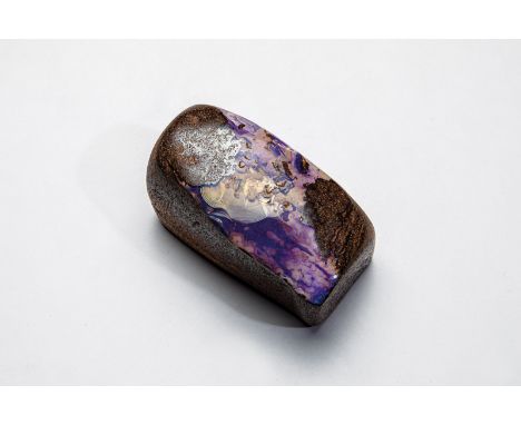   Opal auf Muttergestein  Opal mit violetten Farbreflexen auf Muttergestein. 5,4 x 2,5 x 2,7 cm.        Opal auf Muttergestei