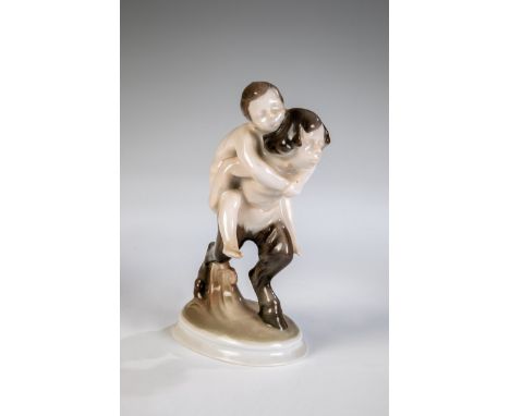   Faunflucht  A. Caasmann (Entwurf) 1913, Rosenthal, ab 1914 Kleiner Faun ein Kind auf Rücken tragend. Bunte Unterglasurbemal