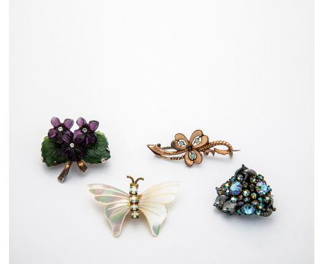   Broschen-Konvolut  Vier Broschen, unterschiedliche Epochen und Materialien: Strass, Amethyst, Nephrit, Perlmutt und winzige