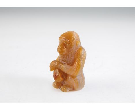   Achat-Affe  In der Art von Fabergé, 2. Hälfte des 20. Jh. Vollplastisch gearbeiteter Affe aus grau-braunen Bandachat. Diama