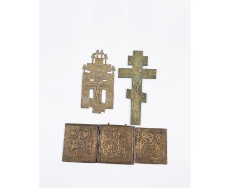   Bronzetriptychon und zwei Kreuze  Russland, 19./20. Jh. Reliefiert gegossen. Ein Kreuz emailliert. Ein Kreuz rückseitig mit