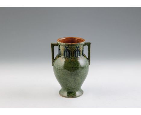   Vase  Riga, A. Sizotin, um 1900 Keramik. In grün-blau marmoriert. Der obere Teil der Wandung mit geometrischen Dekor, Lippe