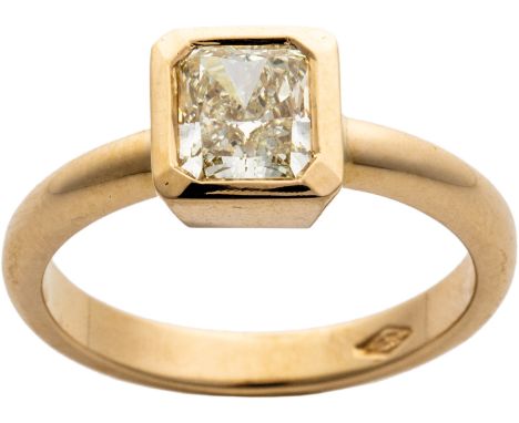   Gelbgoldring mit Diamant-Solitär  750-er Gelbgold, ca. 5,6 g. Diamant-Solitär im Radiant-Cut, 1,01 ct. VS1/light yellow Rin