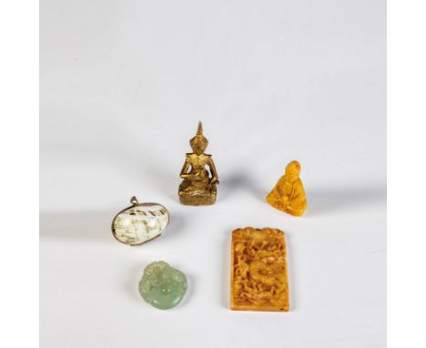   Konvolut: 5 Teile  Asien, 20. Jahrhundert Unterschiedliche Materialien u. a. Jade. Bis H 8,5 cm. Five pieces. Asian, 20th c