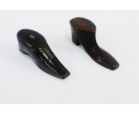 Lacquered shoe snuff box and another, longest 8cm (2) 