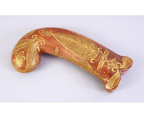 A GOOD EARLY 20TH CENTURY INDIAN MUGHAL CARVED JADE DAGGER KHANJAR HANDLE, the body of the curving handle carved with incised