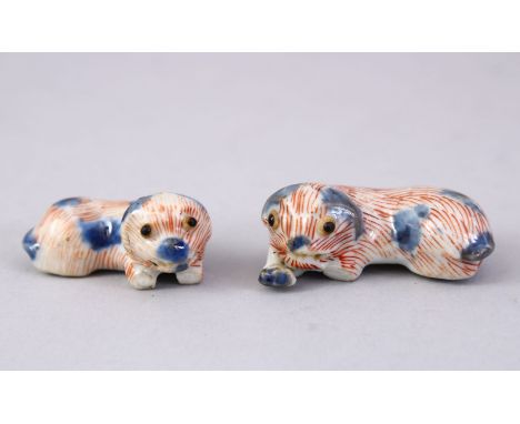 A GOOD PAIR OF JAPANESE MEIJI PERIOD IMARI PORCELAIN NETSUKE OF DOGS, 5cm &amp; 4cm.