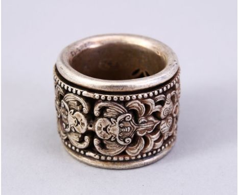 A GOOD CHINESE SILVER ARCHERS RING, With bat decoration, the interior with a calligraphy seal mark.3cm