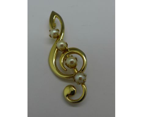 A cultured pearl set clef brooch