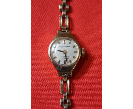 Mappin & Webb: A Ladies 9k gold manual wind bracelet watch, with gold baton markers, gross weight 11g