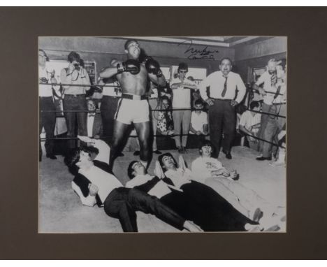 Photograph - Muhammad Ali (1942 - 2016) - World Heavyweight Champion Boxer, a large signed 15¼ x 19½in. photograph showing Al