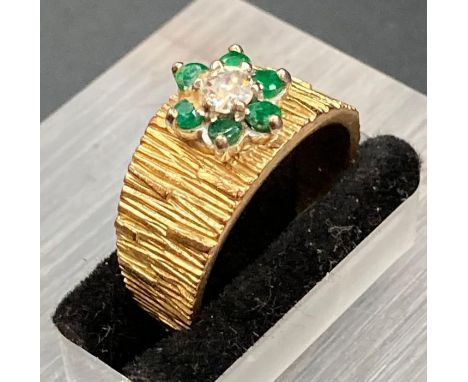 An 18ct gold ring with diamonds and emerald with bark style effect band (5.9g) (Size M)