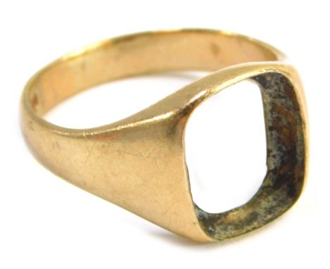A gentleman's 9ct gold signet ring, central stone lacking, 4.6g. 
