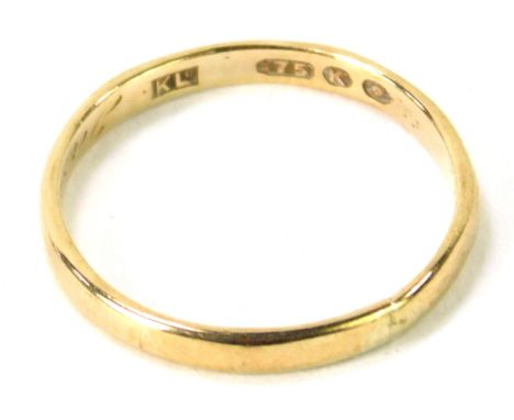 A 9ct gold wedding band, of plain design, ring size K, 1.1g all in. 