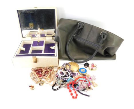 A cream leatherette jewellery box and contents, comprising lady's wristwatch, long guard chain, Sekonda lady's wristwatch, cu