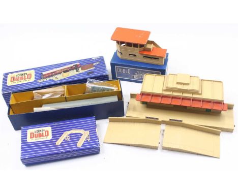 A collection of Hornby Dublo buildings to include a boxed D1 signal cabin, a boxed D1 footbridge, a boxed T.P.O mail van set,