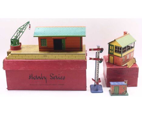 Various Hornby buildings and accessories: 1937-8 No.2 Goods Platform, speckled platform, green crane with red base, light blu