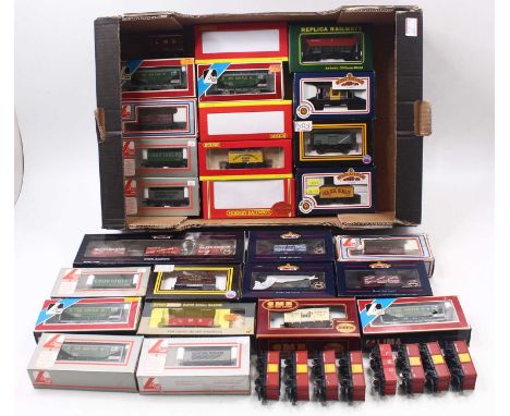 A large tray containing 00 gauge wagons by various manufacturers including a Bachmann private owner wagon triple pack, a Wren