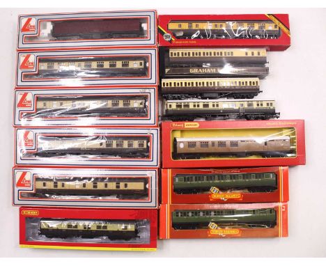 One tray containing 00 gauge GWR coaches, and others by various manufacturers including an unboxed Dapol autocoach, two Hornb
