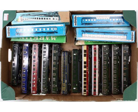 One tray containing Marklin HO bogie coaches, mostly unboxed, with 13 unboxed coaches, and nine boxed. Condition is varied wi