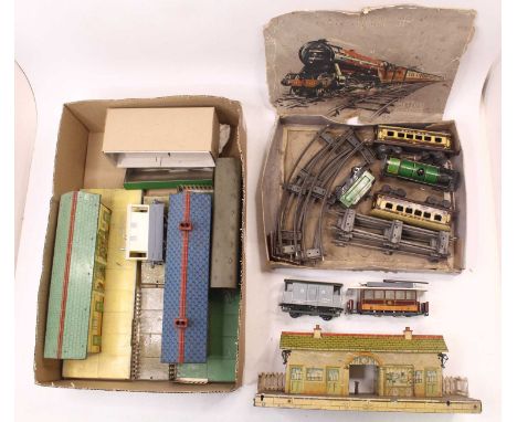 A collection of 0 gauge, mainly Hornby to include a 1937-39 Ripon station with platform ramps, and two others, without ramps,
