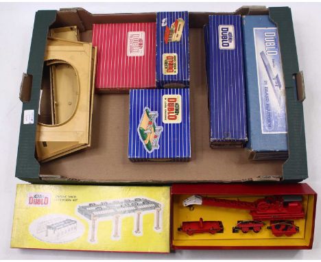 Large tray Hornby-Dublo accessories: D1 Island Platform; 4620 Breakdown crane, matt, with all jacks (E) plain red (BE); D1 si