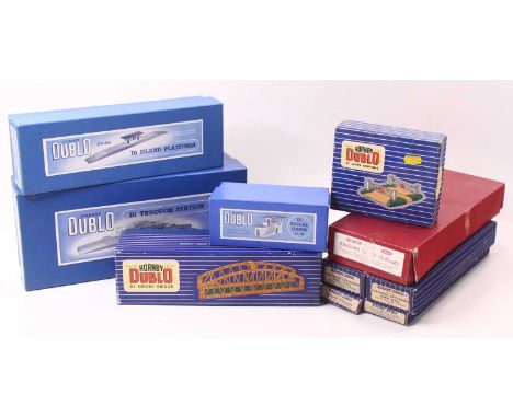 A collection of Hornby-Dublo accessories, mainly D1: Through Station with white platform edges (M) blue (BM); Island platform