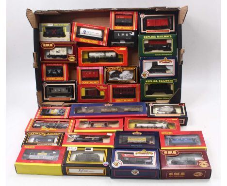 A large tray containing 00 gauge wagons by various manufacturers including a Bachmann mineral wagon triple pack, a Replica Ra