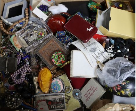 A quantity of assorted costume jewellery including and amber pendant, Scottish hardstone brooch(a.f.) and a silver, amethyst 