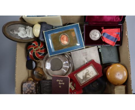 A quantity of assorted collectables to include a Prince Albert commemorative tape measure, mauchlineware pill box, snuff box,