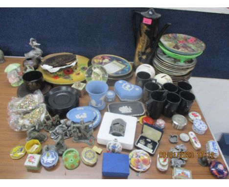A mixed lot to include collectors plates, Portmerion Pewter ornaments, Wedgwood, Beatrix Potter Beswick, Delprado trinket box