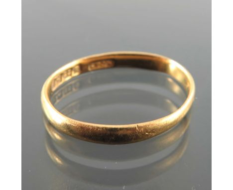 A 22 carat gold wedding ring, approx. size K 1/2, 1.9g