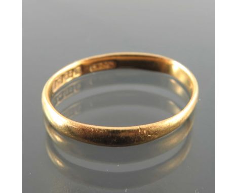 A 22 carat gold wedding ring, approx. size K 1/2, 1.9g